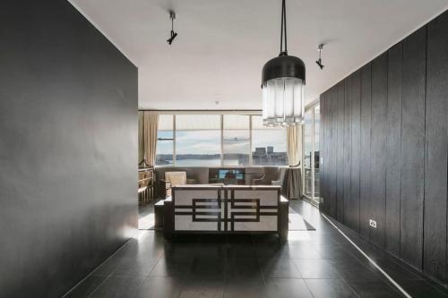 Luxury 1 Bedroom Apt with Harbour Views & Parking - image 2