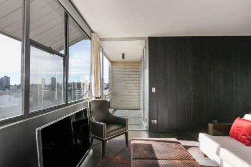 Luxury 1 Bedroom Apt with Harbour Views & Parking - image 4