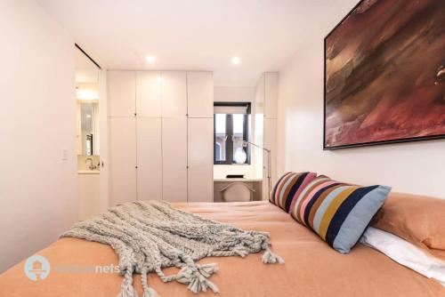 Darlinghurst Apt W A C Balcony Only A Walk To CBD - image 3