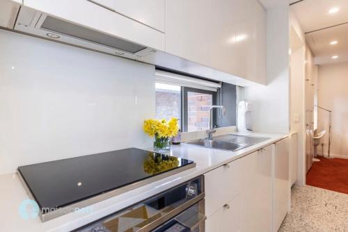 Darlinghurst Apt W A C Balcony Only A Walk To CBD - image 2