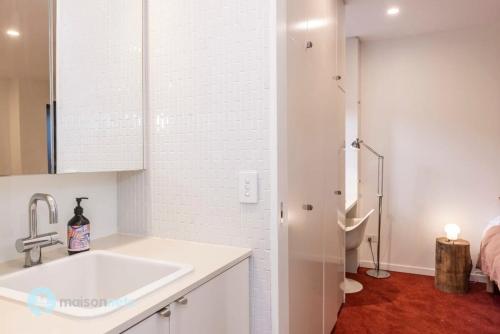 Darlinghurst Apt W A C Balcony Only A Walk To CBD - image 10