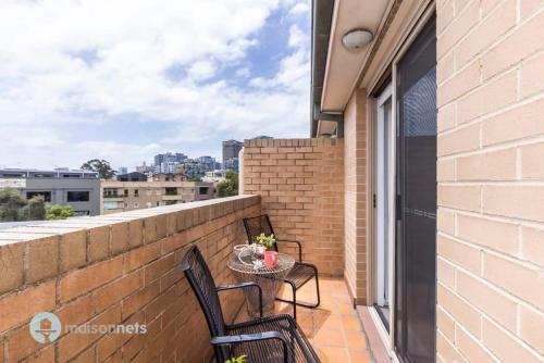 Newly listed 1 Bdrm Apt Parking Great Location - image 4