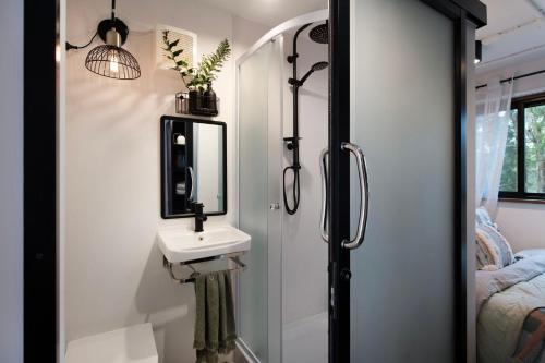 Zuhanyzó, Musk See Tiny Home-tranquil escape in bush setting in Musk