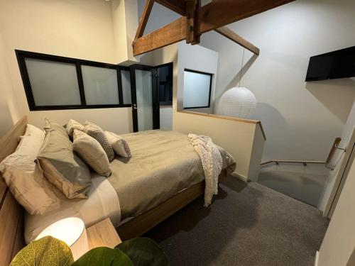 New Listing Loft Apt & A C in Heart of Devonport in Devonport