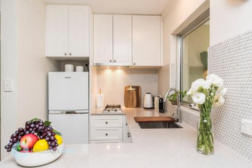 Cozy Manly Beachside Apartment - main image