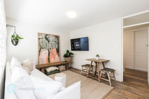 1 Bdrm Manly Beachside Apt With Parking - Tap to explore photos