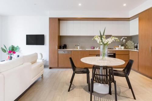 Luxurious Spacious OneBed Apt close to Bondi Beach - image 13