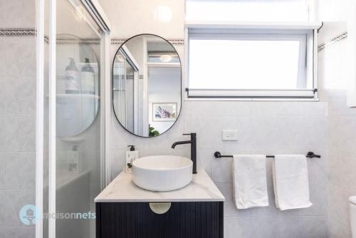 Apmnt With Parking Balcony Pool & Harbour Views - image 2