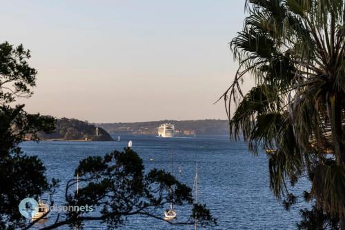 Apmnt With Parking Balcony Pool & Harbour Views - image 2