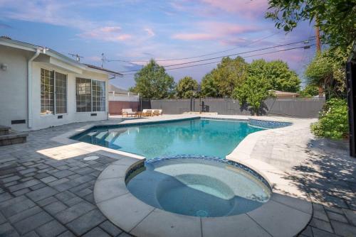 Luxurious 4-Bedroom Home with Pool & Jacuzzi!