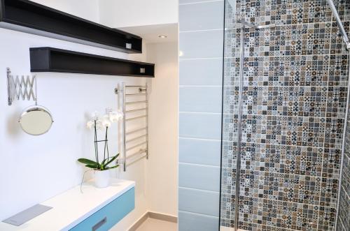 Blue Luxury Apartment - image 7