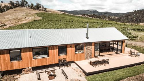 The Picker's Hut - Luxury Farm Stay - Accommodation - Broadmarsh