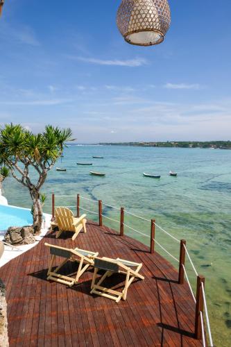 เลอ ไพเรต บีช คลับ นูซา เจนิงัน (Le Pirate Beach Club Nusa Ceningan) in นูซา เจนิงัน