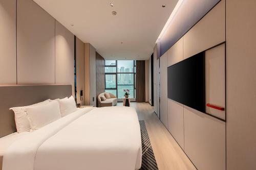547114428 Holiday Inn Express Chongqing Nanbin Road by IHG