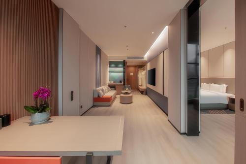 547114436 Holiday Inn Express Chongqing Nanbin Road by IHG
