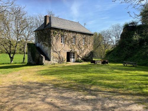 Spacieuse maison au bord de la rivière, proche du Mans, avec équipements modernes, idéale pour familles