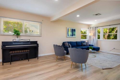 Luxury 3BR House w/ Jacuzzi & Big Backyard! in Los Angeles, USA