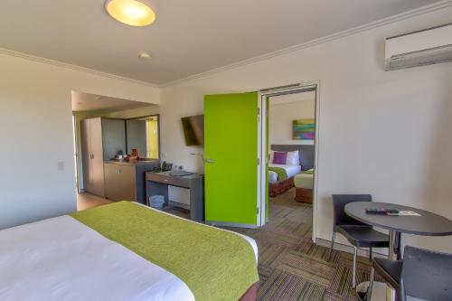 Mackay Oceanside Central Hotel - Tap to explore photos