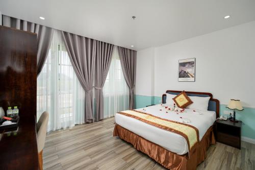 Deluxe King Room image 8