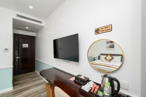 Deluxe King Room image 2