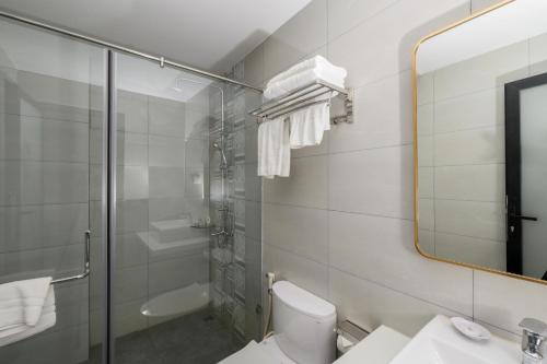 Deluxe King Room image 1