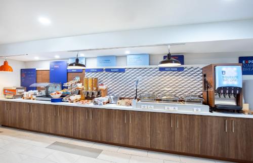 Holiday Inn Express Hotel & Suites Birmingham - Inverness 280 By IHG - 식음료(F&B)