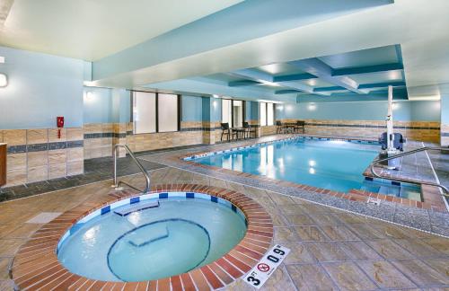 Holiday Inn Express Hotel & Suites Birmingham - Inverness 280 By IHG - 수영장