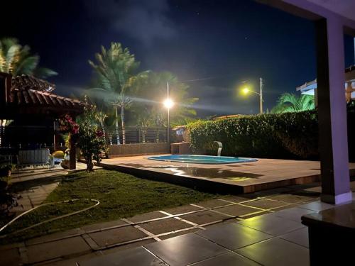 Casa à beira mar com piscina e estacionamento