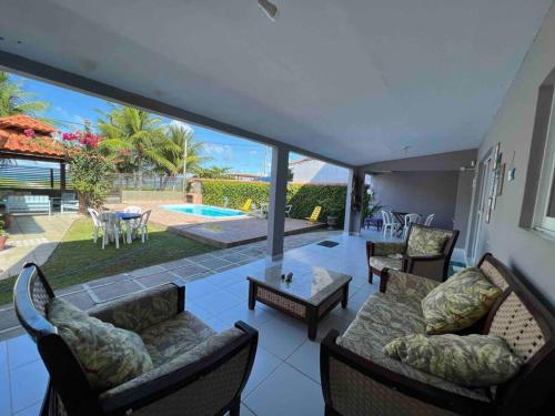 Casa à beira mar com piscina e estacionamento