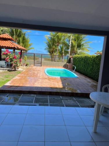 Casa à beira mar com piscina e estacionamento