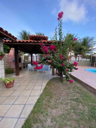 Casa à beira mar com piscina e estacionamento