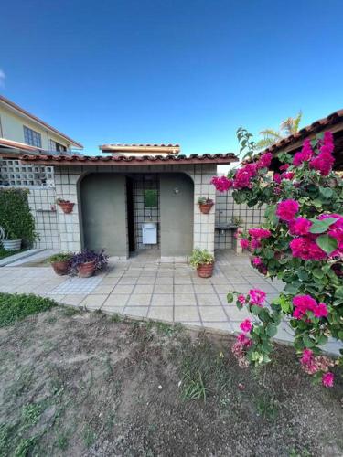 Casa à beira mar com piscina e estacionamento