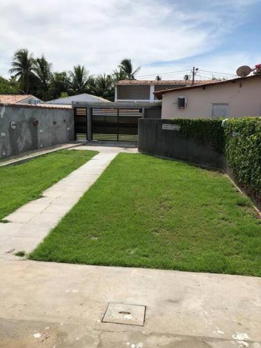 Casa à beira mar com piscina e estacionamento