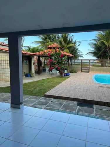 Casa à beira mar com piscina e estacionamento