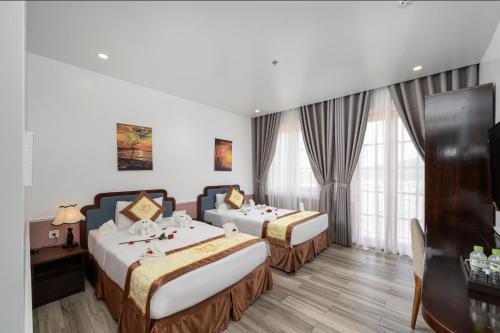 Deluxe Twin Room image 7