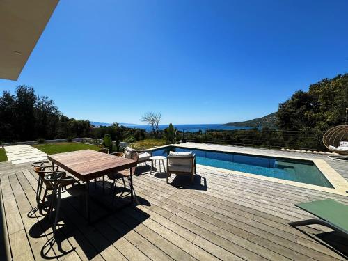 Villas de standing avec magnifique vue mer et piscines privées, Sagone