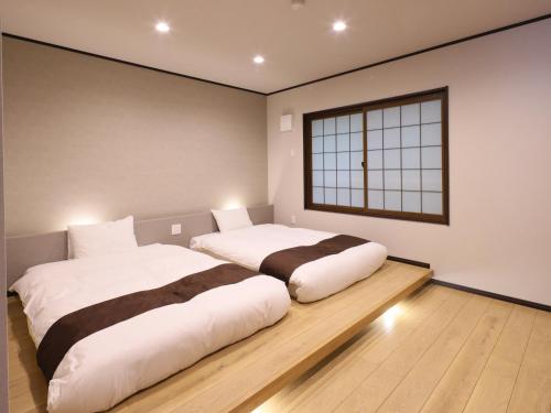 2 twin beds