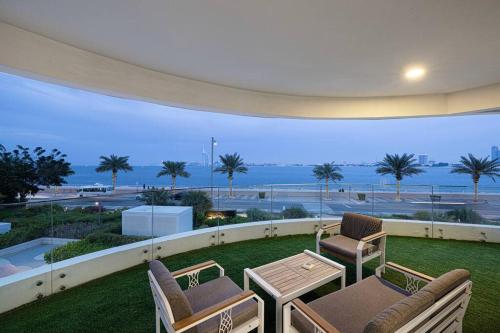 Stylish Palm Jumeirah Stay Sea, Burj Views, Gym & Pool, Dubaï (photo 3)