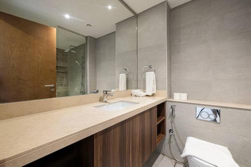 Stylish Palm Jumeirah Stay Sea, Burj Views, Gym & Pool, Dubaï (photo 8)