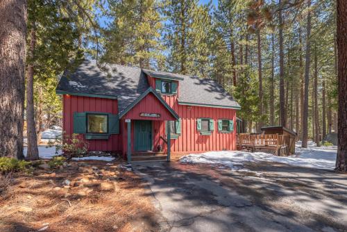 Central & Cozy Tahoe Cabin for 8 Private Hot Tub 5 Min. Walk to Lake