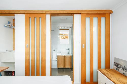 Stylish Inner City 2-Bed Unit by Fig Lane Park - image 10