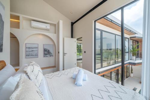 Villa Maverick - Brand New Classy 4BR Villa in Canggu - image 4