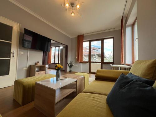 Rio Sunny 2BDR Apt near NDK - Metro - non-stop paid public Parking, Sofia