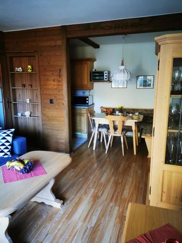 2 bedrooms, 7 beds
