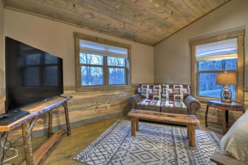 Holly Berry Hill Newly built elegant rustic interiors cozy hot tub