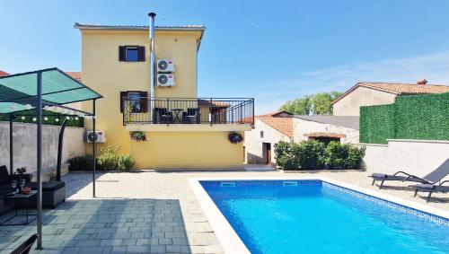 Beautiful Villa Casa Romito with pool in Kastelir