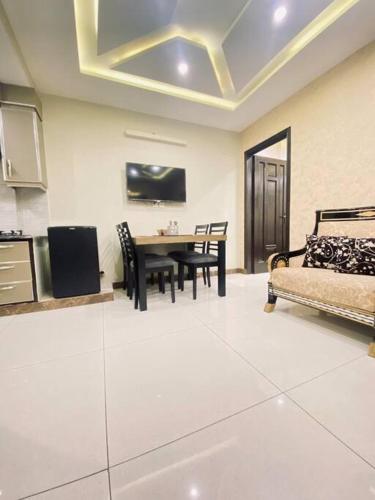 102-Luxury Apartment to Admire your stay in Lahore - image 2