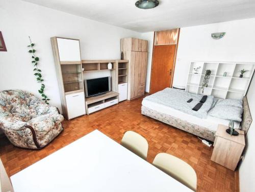 Quiet Apartment Near City Center