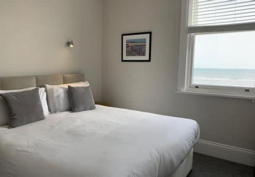 Beachfront Apartment Chloe - Right On The Front - Beautifully Furnished - Light Bright And Airy
