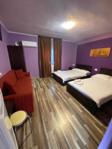 1 double bed, 1 twin bed, 1 sofa bed